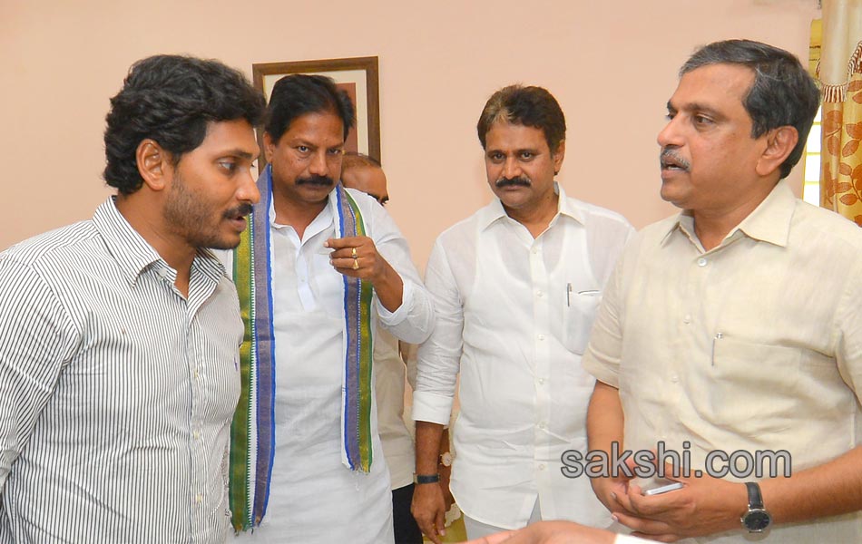 ys jagan Interacting with people - Sakshi17