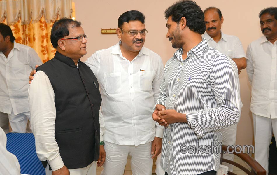 ys jagan Interacting with people - Sakshi21