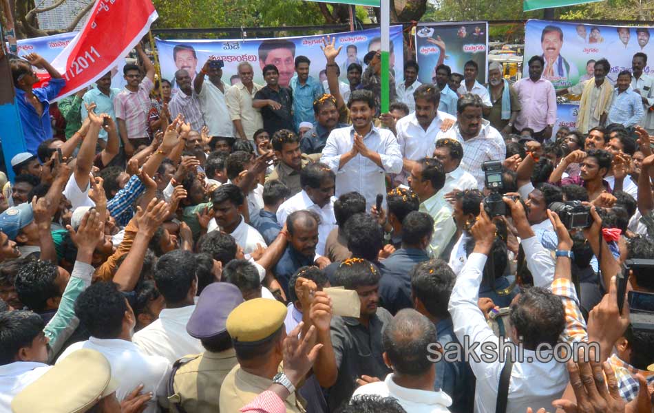 ys jagan Interacting with people - Sakshi25