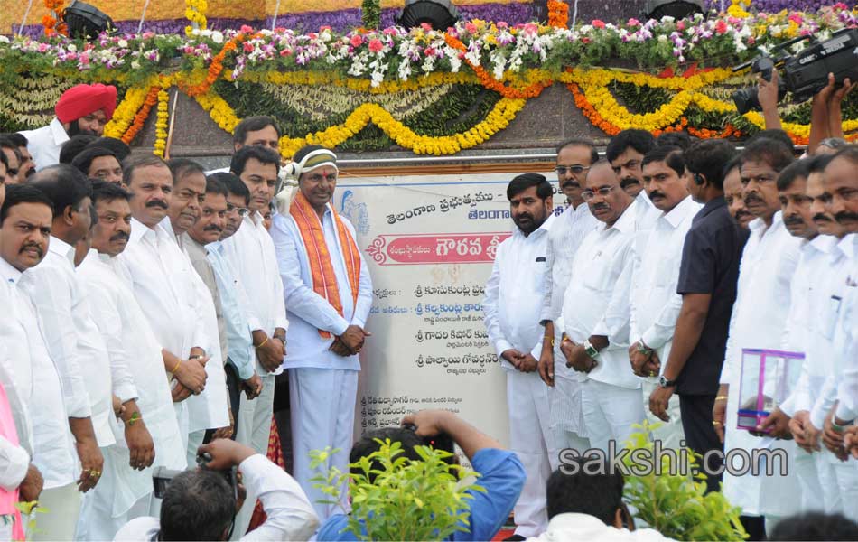 CM unveils pylon for Water Grid - Sakshi9