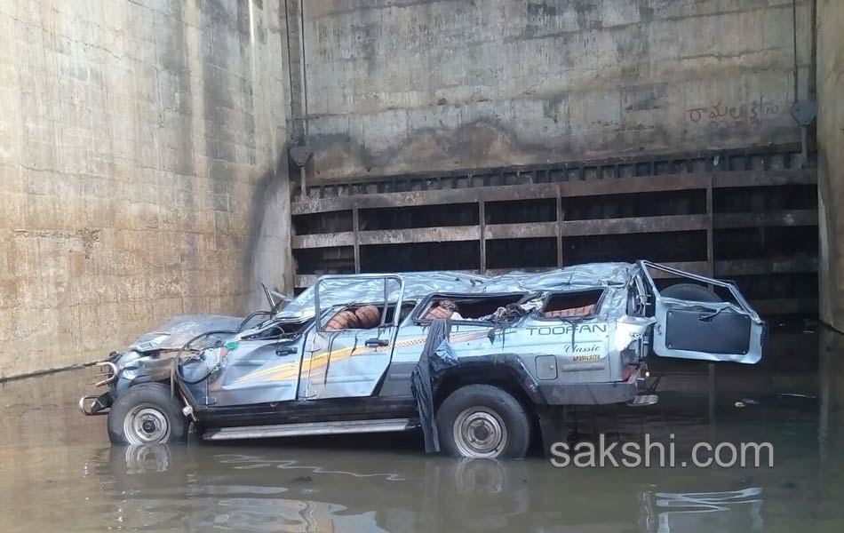 21 died in a accident at davaleswaram barrage14