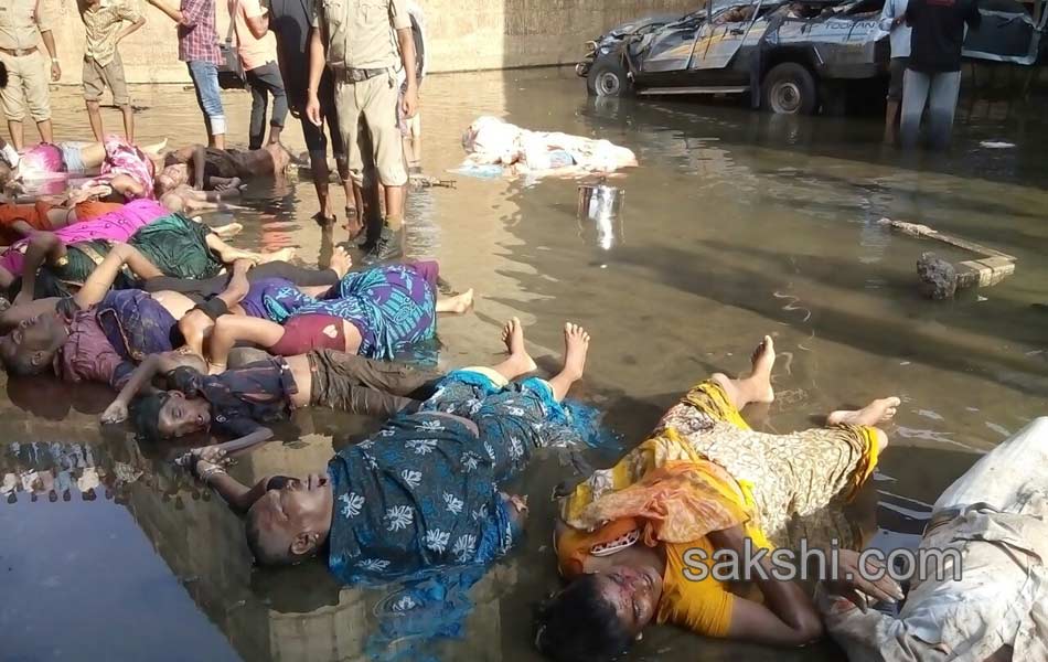 21 died in a accident at davaleswaram barrage19