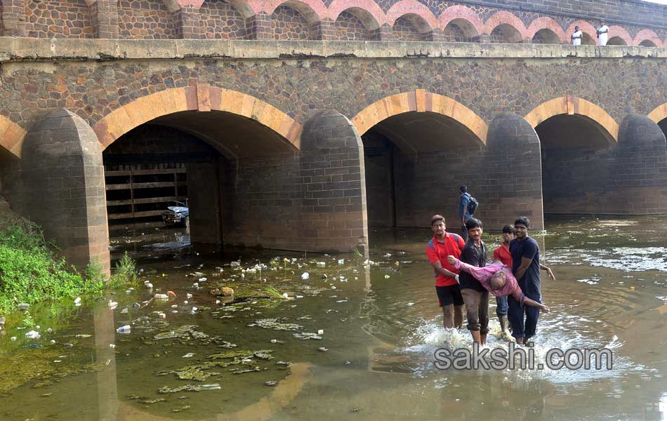 21 died in a accident at davaleswaram barrage27