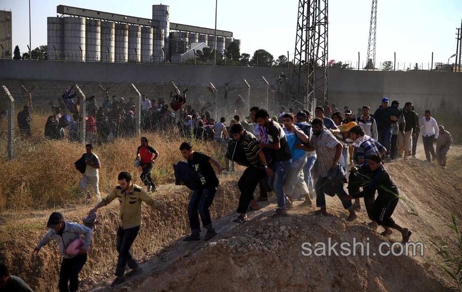 Syrian refugees cross into Turkey - Sakshi9