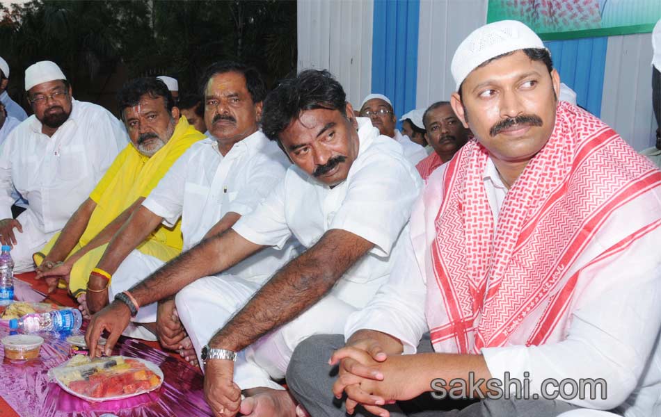 YS Jagan at iftar dinner - Sakshi7