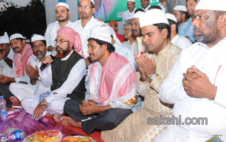 YS Jagan at iftar dinner - Sakshi10