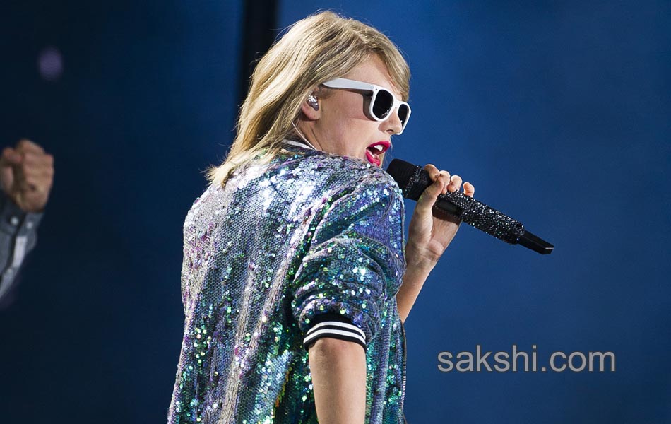 Taylor Swift Performs at MetLife Stadium4