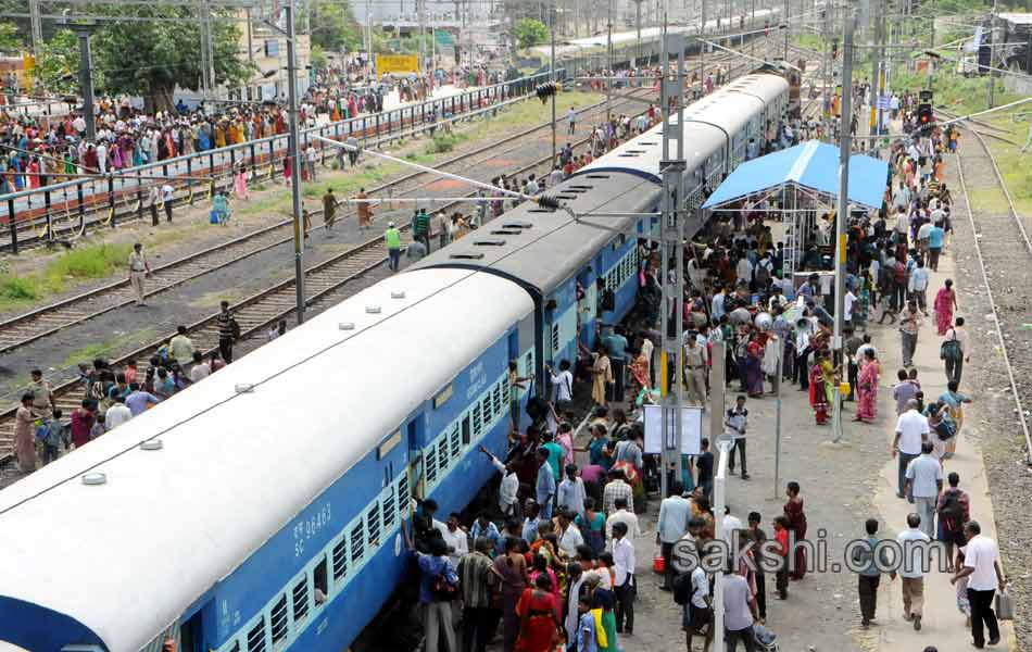 Traffic jam in AP telangana during godavari puskaras1