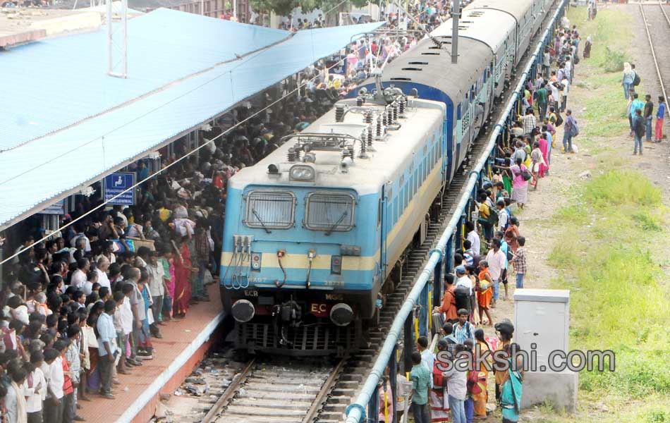 Traffic jam in AP telangana during godavari puskaras2