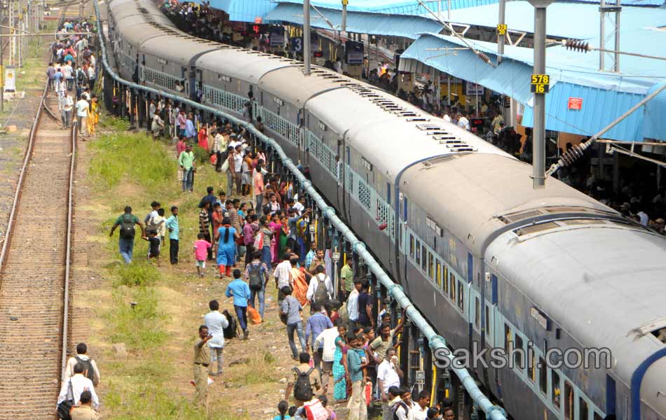 Traffic jam in AP telangana during godavari puskaras3