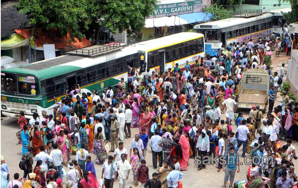 Traffic jam in AP telangana during godavari puskaras11