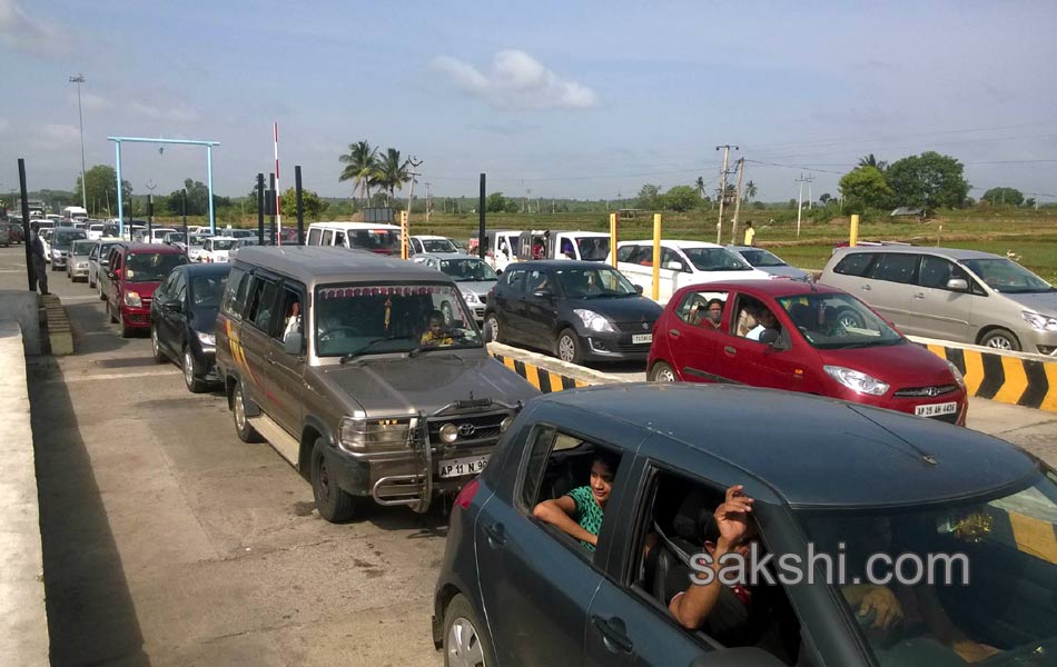 Traffic jam in AP telangana during godavari puskaras25