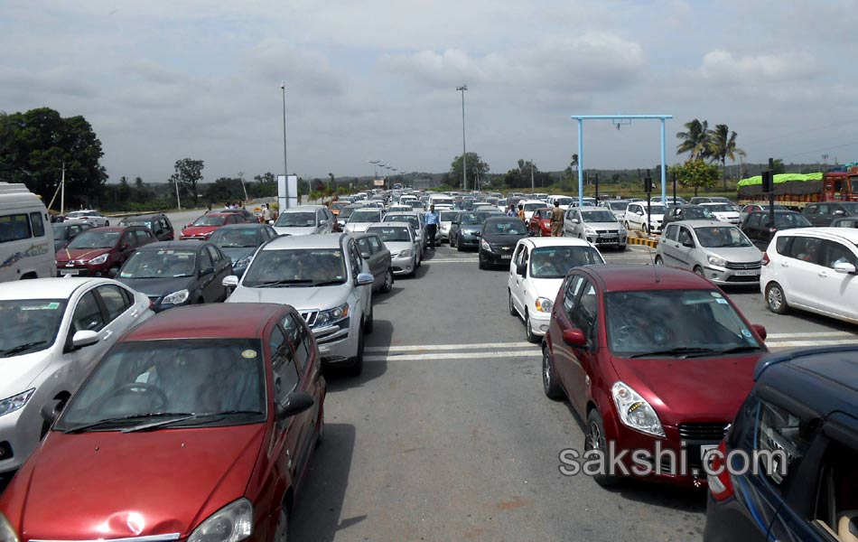 Traffic jam in AP telangana during godavari puskaras30