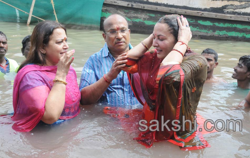 holy pushkaralu comes to seventh day18