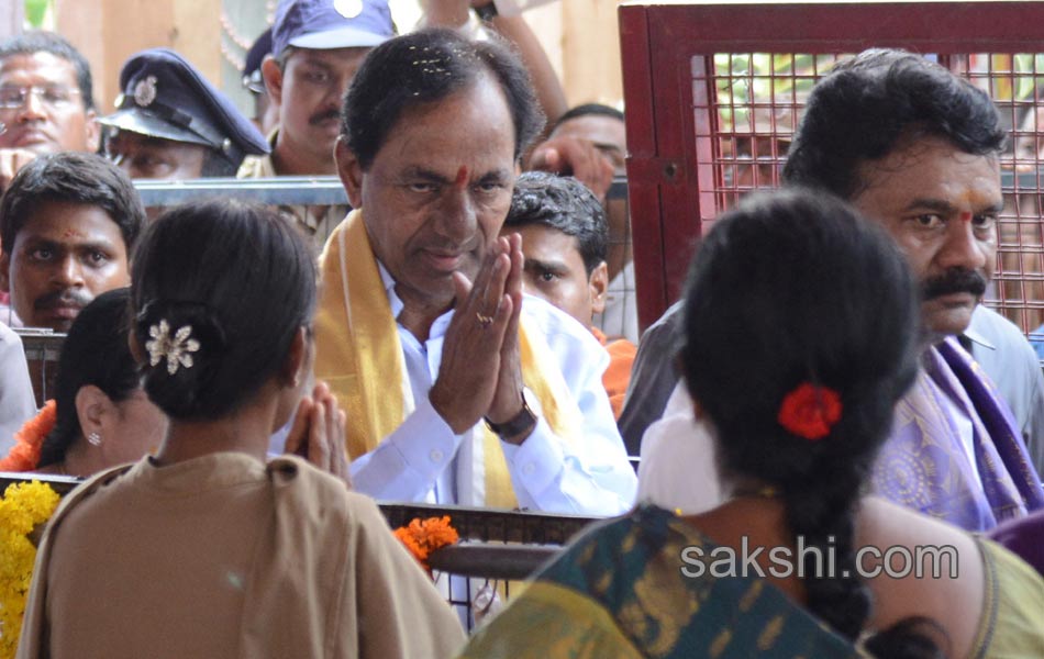 cm kcr visited balkampeta yellamma temple - Sakshi1