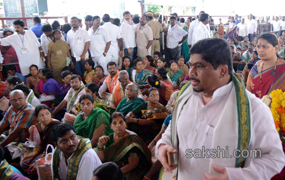 cm kcr visited balkampeta yellamma temple - Sakshi11