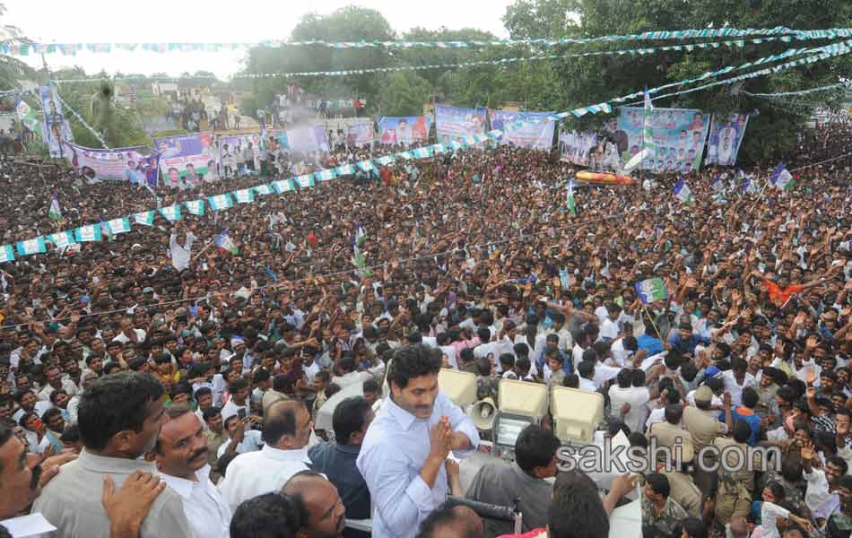 third phase of ys jagan mohan reddy paramarsha yatra begins in anantapur - Sakshi6