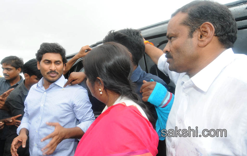 third phase of ys jagan mohan reddy paramarsha yatra begins in anantapur - Sakshi12