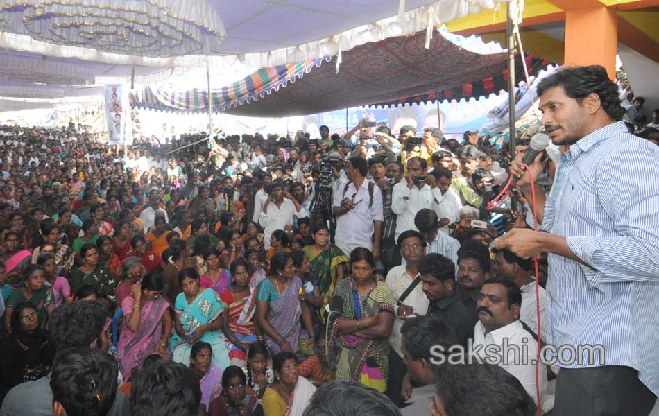 fourth  day raithu bharosa yatra - Sakshi3