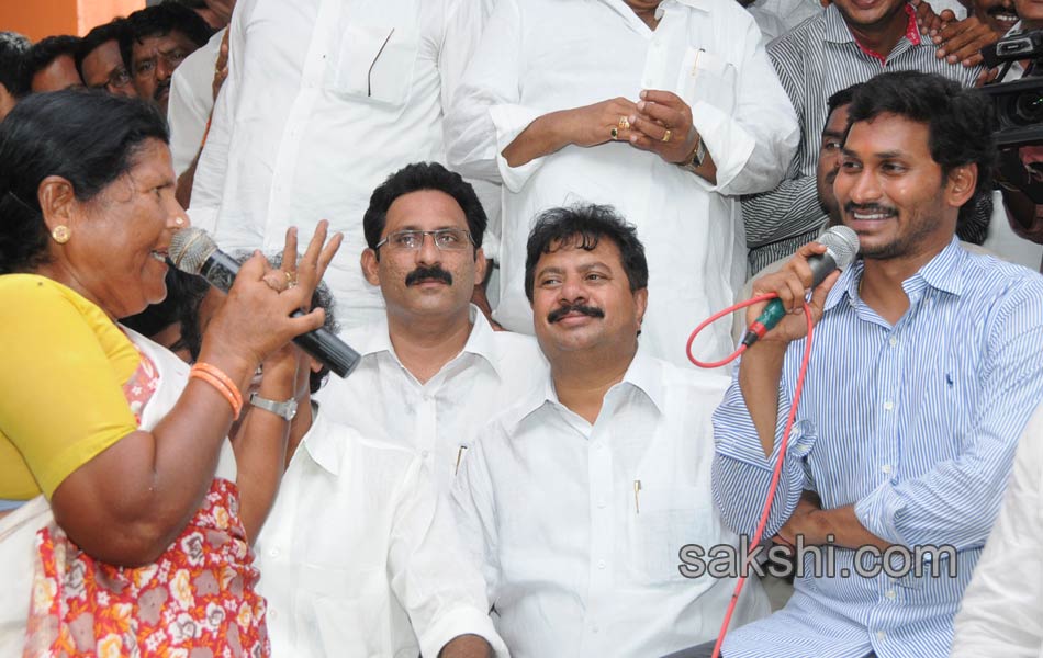 fourth  day raithu bharosa yatra - Sakshi13