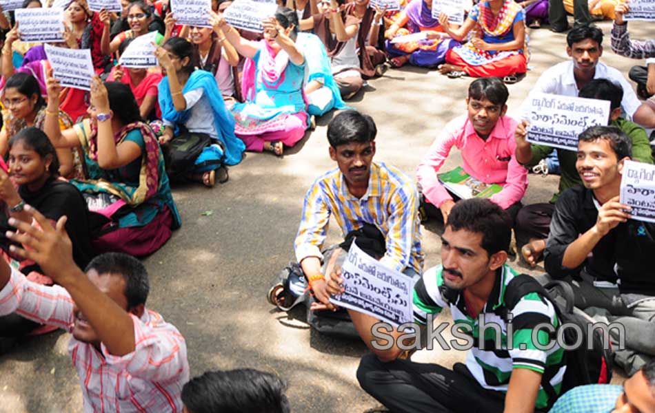 Students Staged A Dharna With The Dead Body Of Rishikeswari - Sakshi14