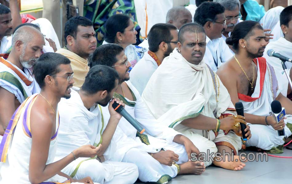 holy pushkaralu comes to twelfth day - Sakshi6