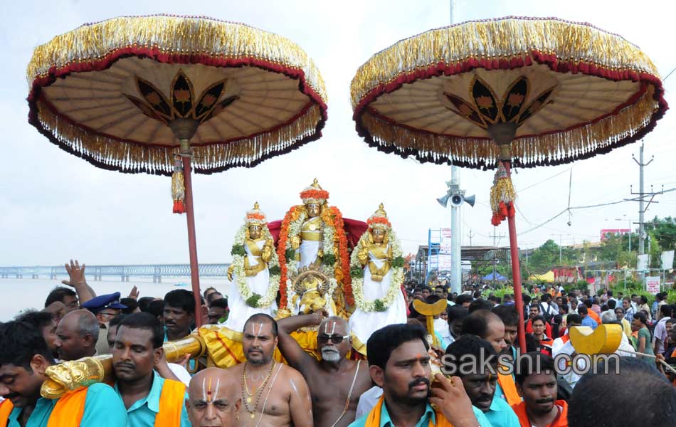 holy pushkaralu comes to twelfth day - Sakshi10