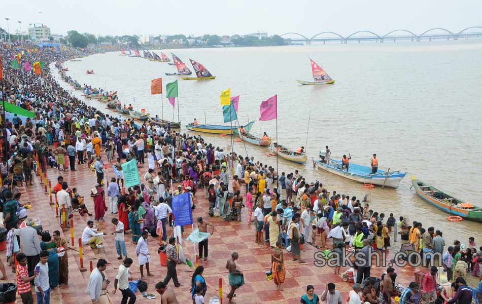 holy pushkaralu comes to twelfth day - Sakshi20