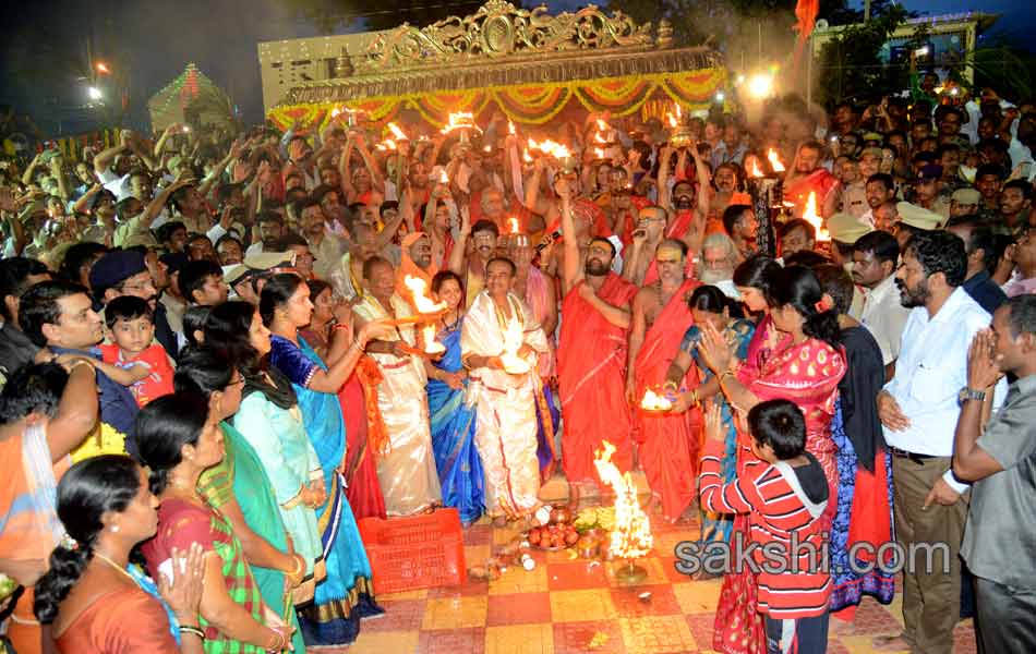 Godavari pushkaralu closing ceremony5