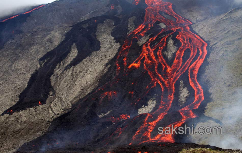 Lava flows out in Indian Ocean1