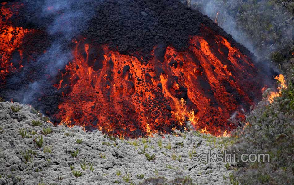 Lava flows out in Indian Ocean3