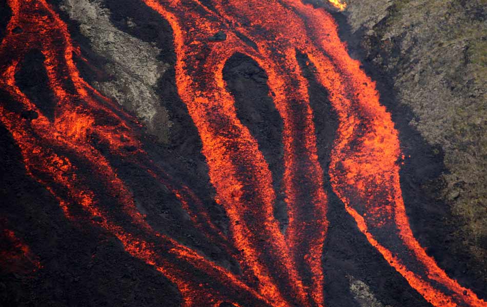 Lava flows out in Indian Ocean4