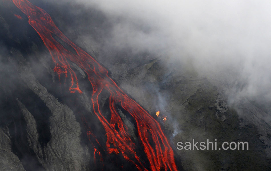 Lava flows out in Indian Ocean9