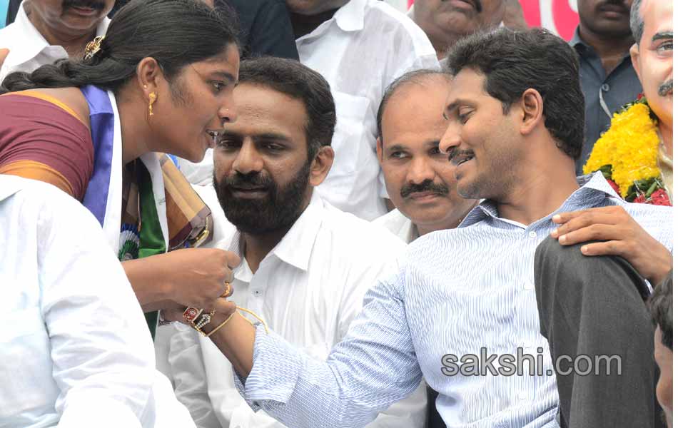 YS Jagan mohan reddy s to dharna at machilipatnam on kottamajeru deaths - Sakshi5