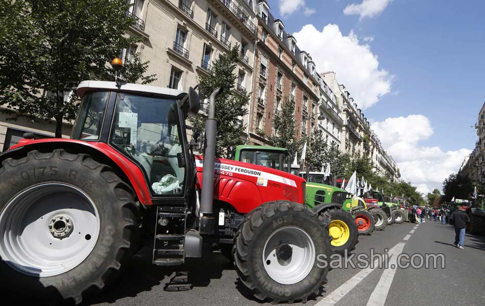 Tractors roll along a street in Paris2