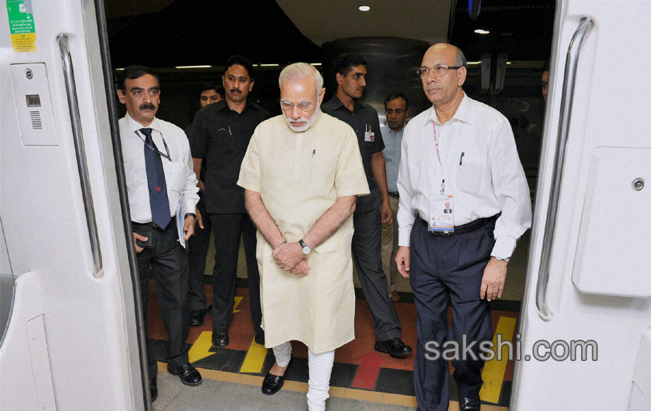 Modi travel by metro train - Sakshi1