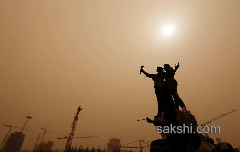 Unseasonal sandstorm hits Lebanon Syria8