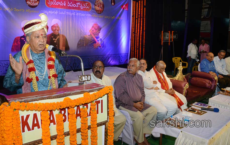 Koppuru poet memorial award to Hari prasad chowrasia10