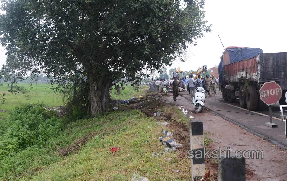 Several died in road accident at Rajamandry - Sakshi10