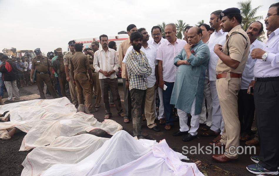 Several died in road accident at Rajamandry - Sakshi11