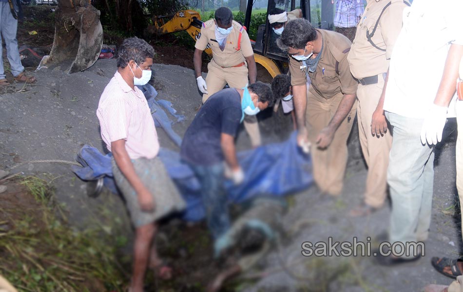 Several died in road accident at Rajamandry - Sakshi19