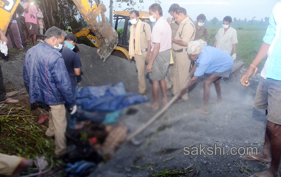 Several died in road accident at Rajamandry - Sakshi22