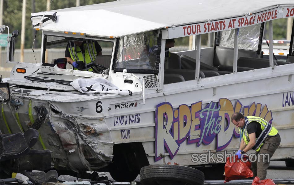 Seattle Tour Bus Crash2