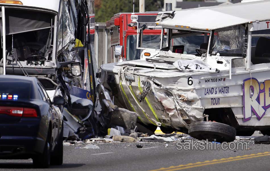 Seattle Tour Bus Crash4