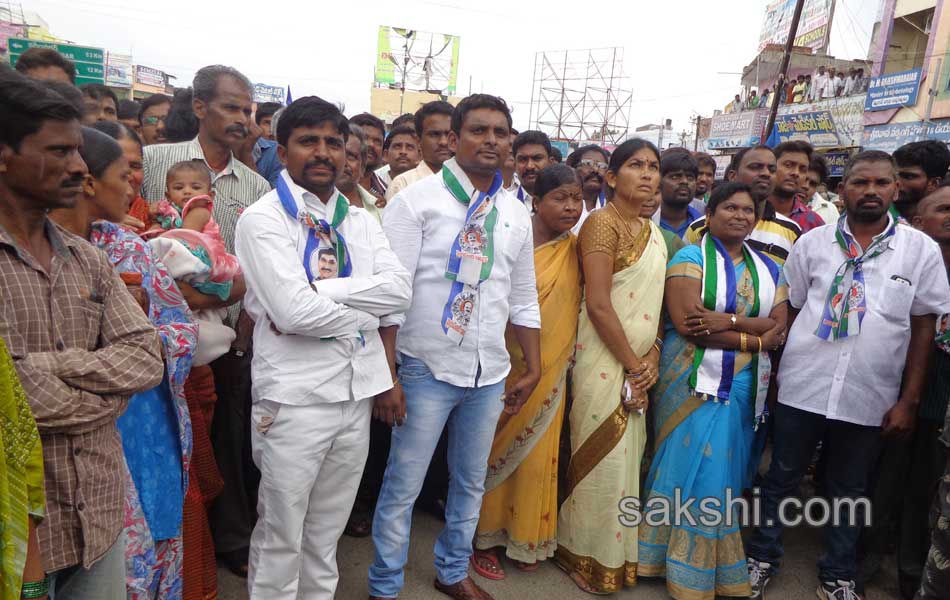 YS Sharmila Paramarsha Yatra in KareemNagar District  Day 214