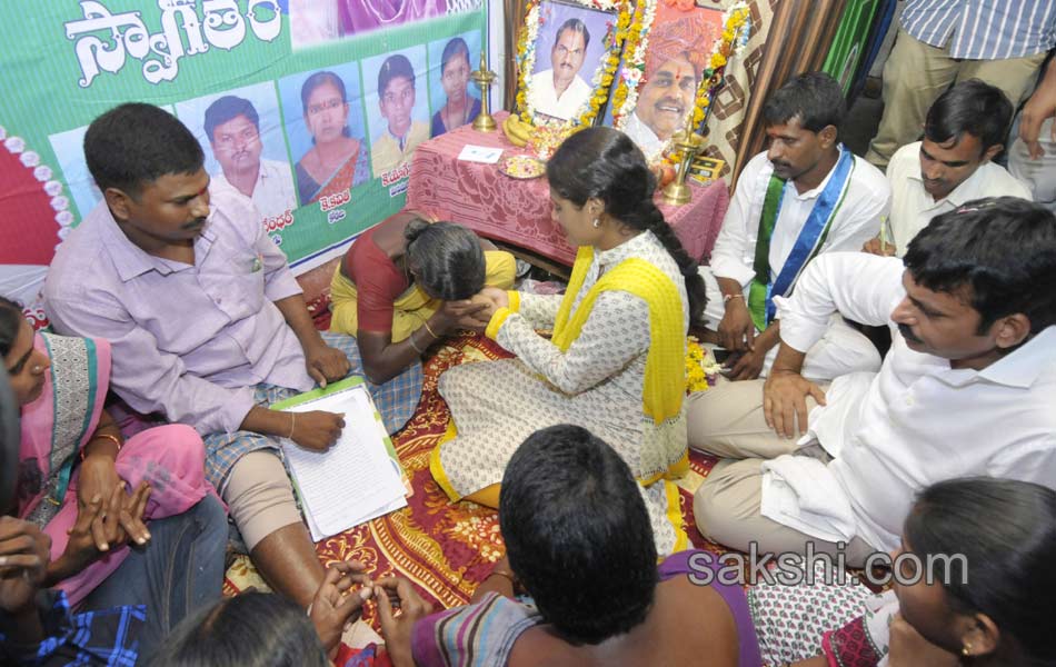 YS Sharmila Paramarsha Yatra Adilabad - Sakshi16