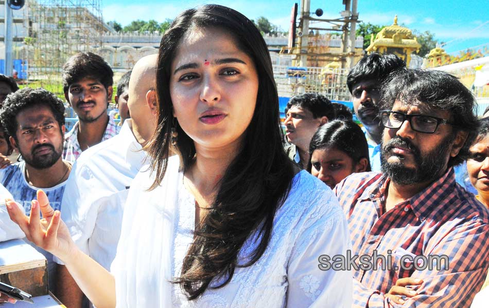 rudramadevi movie team visits tirumala1