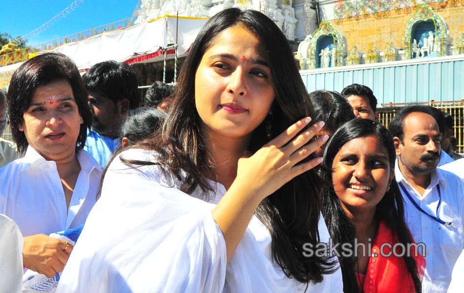 rudramadevi movie team visits tirumala10