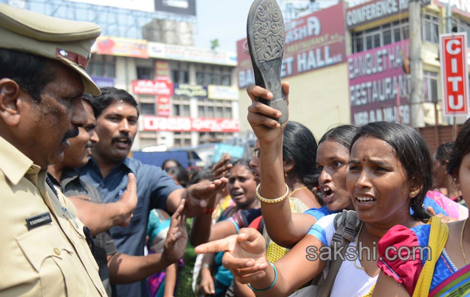 asha workers arrest in rtc cross roads9