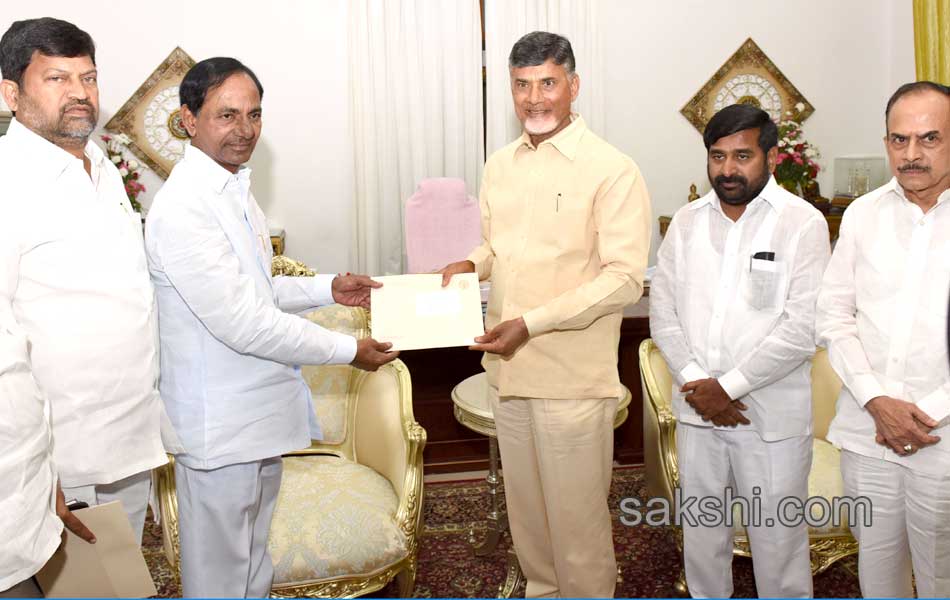 AP CM Chandrababu meets Telangana CM KCR at Camp office - Sakshi1